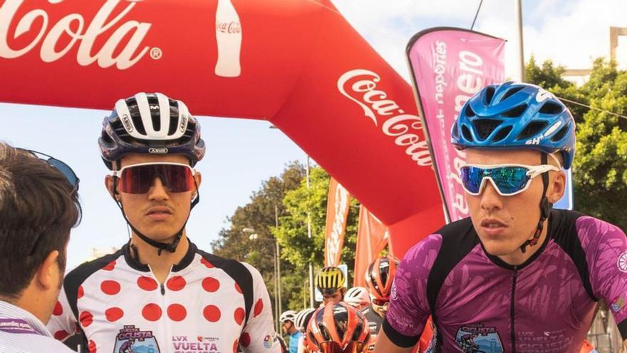 Dos ciclistas antes de una etapa de la edición de 2022. | | DEPORTE LAGUNERO