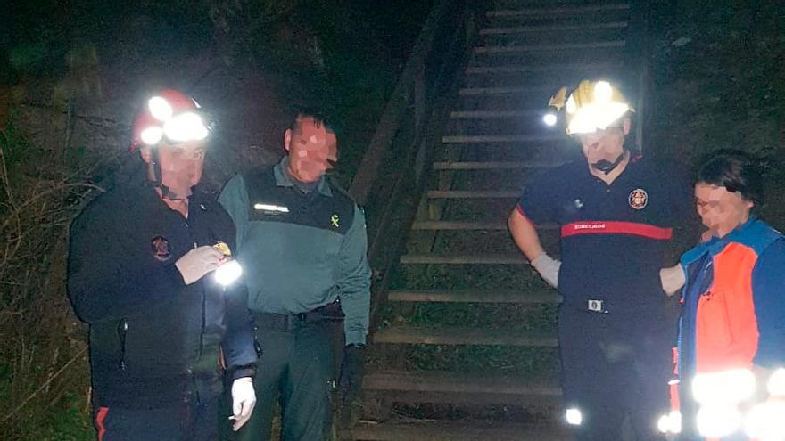 El equipo de rescate junto a la mujer y sus perros