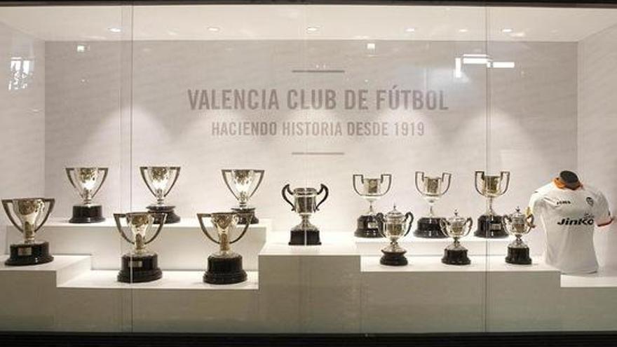 La nueva vitrina con los trofeos conquistados por el Valencia CF.