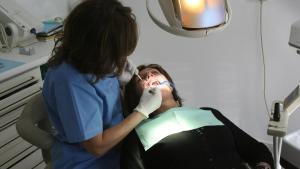 Una dentista atiende a un paciente.