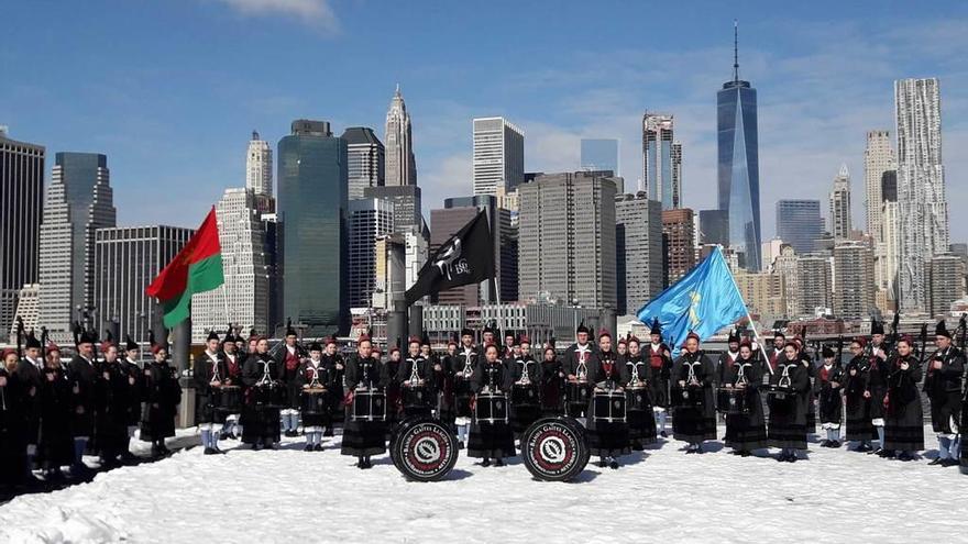 La &quot;Banda Gaites Llacín&quot; en Nueva York, el pasado mes de marzo.