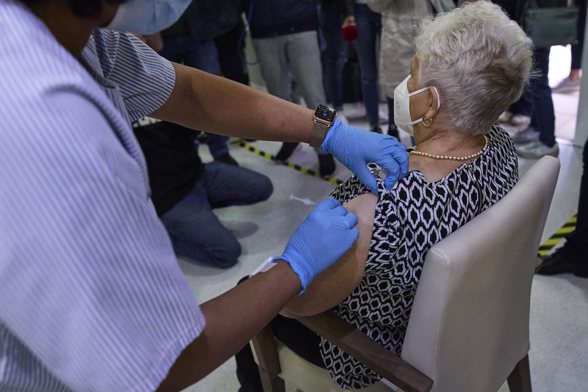 22/09/2021 Una sanitaria vacuna a una mujer en la Residencia de Mayores Vista Alegre, a 22 de septiembre de 2021, en Madrid, (España). La Comunidad de Madrid comienza este miércoles a administrar terceras dosis en las residencias de mayores frente al Covid-19, que se sumará a la dosis adicional que desde la semana pasada ya reciben a las personas inmunodeprimidas previamente vacunadas. Se usarán medios propios y de Cruz Roja para comenzar a inocular la tercera dosis a personas que vivan en residencias y que estén inmunizados con pauta completa desde hace más de 6 meses, con el objetivo de garantizar el grado de inmunización. La presente imagen ha sido proporcionada por EUROPA PRESS y únicamente podrán ser utilizadas para ilustrar la noticia que la acompañan. En ningún caso se podrá hacer uso de dicha imagen acompañando cualquier otra noticia. POLITICA Jesús Hellín - Europa Press