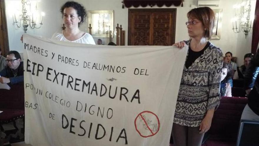 Los padres del colegio Extremadura de Cáceres logran el apoyo del pleno a la mejora del centro