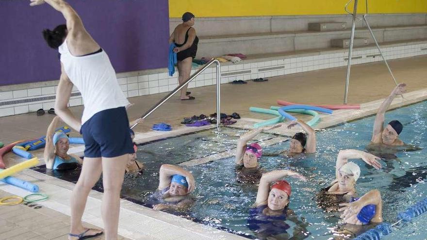 Actividades de piscina organizadas por el Concello en la climatizada. // Faro