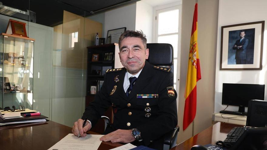 Luis Francisco Hombreiro, número dos de la Policía Nacional de Vigo: «Soy muy partidario de la presencia uniformada en las calles»