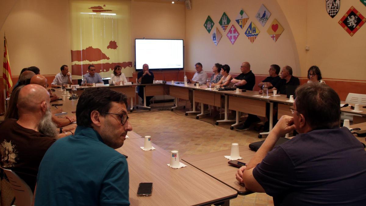 La consellera Paneque reunida amb diferents alcaldes a la Bisbal d'Empordà per parlar de les carreteres del Baix Ter.
