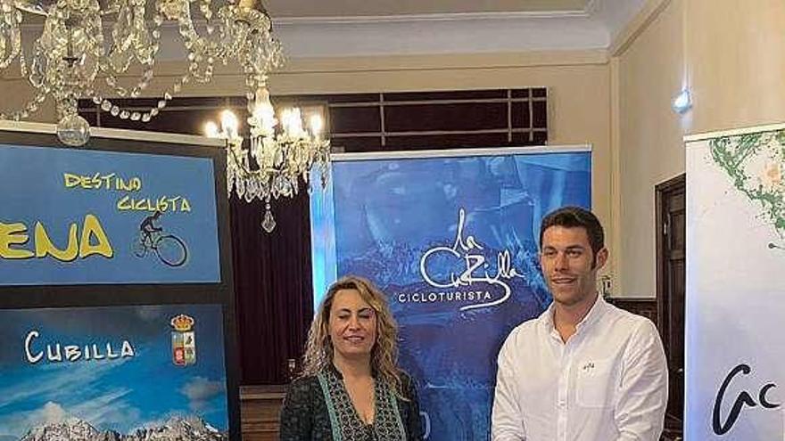 La alcaldesa de Lena, Gema Álvarez, junto a Alejandro Torre, ayer, durante la presentación de la prueba.