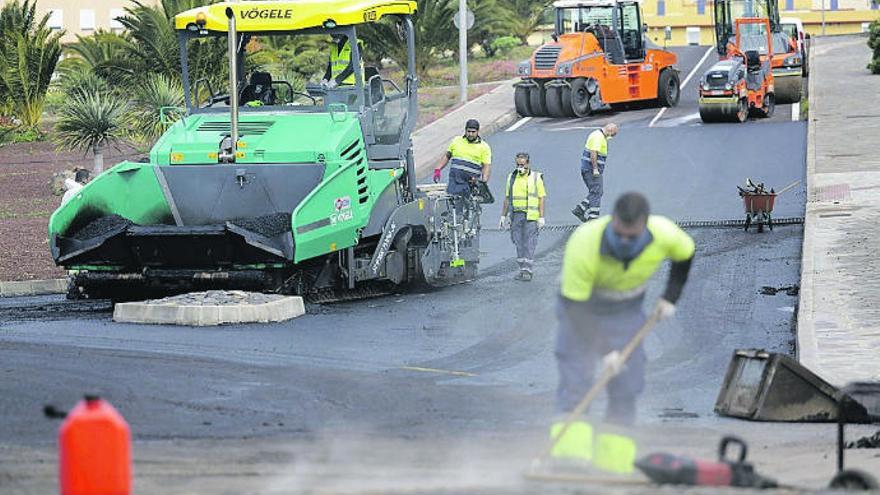 Unos operarios trabajando ayer en La Laguna.