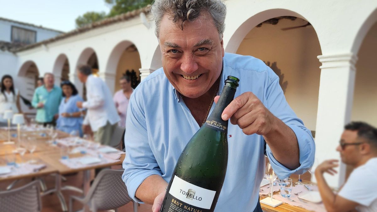 Paco de la Rosa Torelló con uno de sus corpinnats.