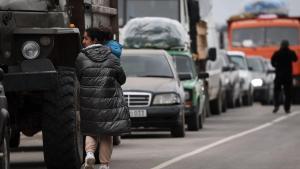 Largas colas de refugiados armenios del Alto Karabaj entran en territorio Armenio días después de la guerra relámpago lanzada por Azerbaiyán.