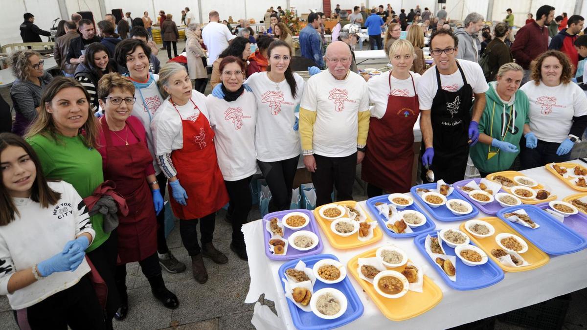 Imagen de la degustación de setas, con los voluntarios posando ante las bandejas preparadas (arriba). Algunas de las cestas de setas presentadas a concurso (izquierda). |  // BERNABÉ/JAVIER LALÍN