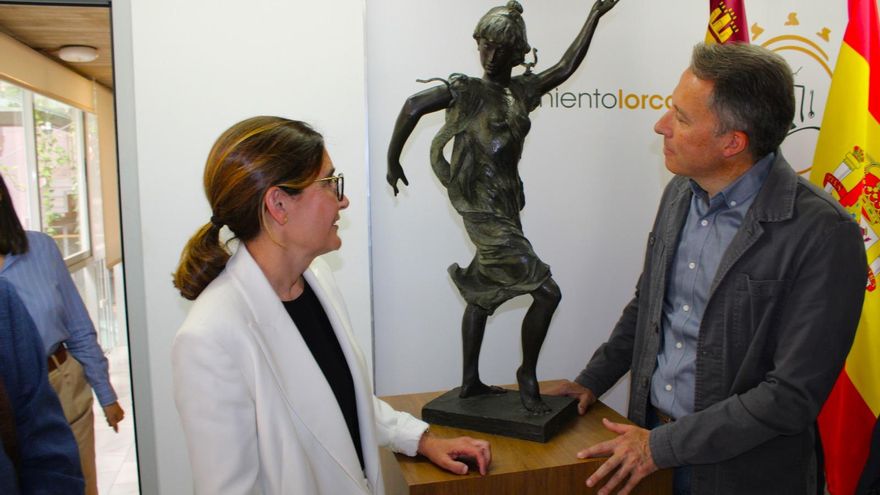 La entrada del Teatro Guerra de Lorca se completará con otra escultura de Rafael Pi Belda