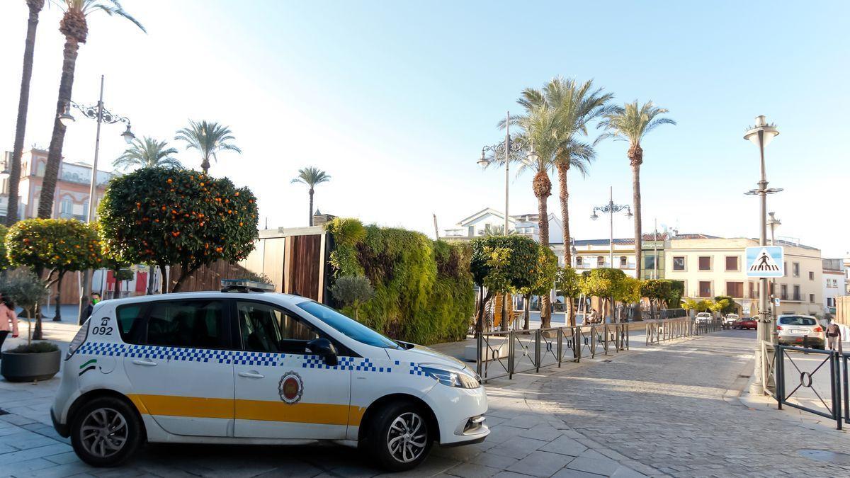 Coche de la policía local aparcado en la plaza de España de Mérida.