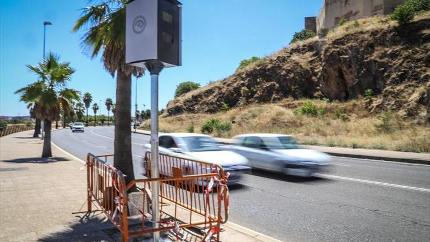 Instalan en Circunvalación de Badajoz una cabina para alternar el radar del puente Real