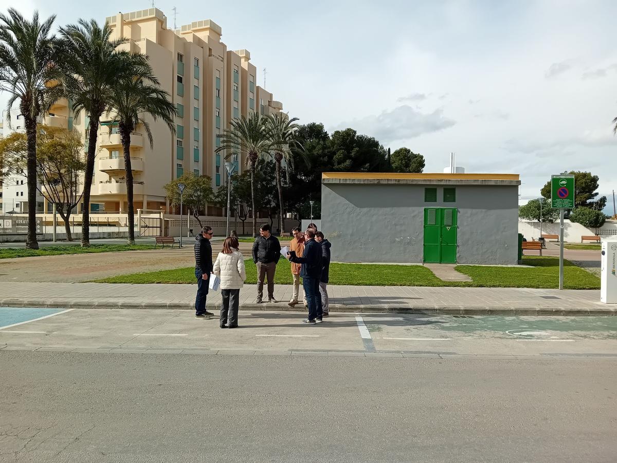 El consisotrio de La Pobla de Farnals con la ATMV viendo paradas alternativas del autobús.