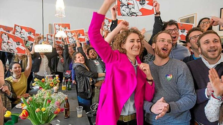 Els membres de l&#039;ONG en contra de la iniciativa celebrant la victòria