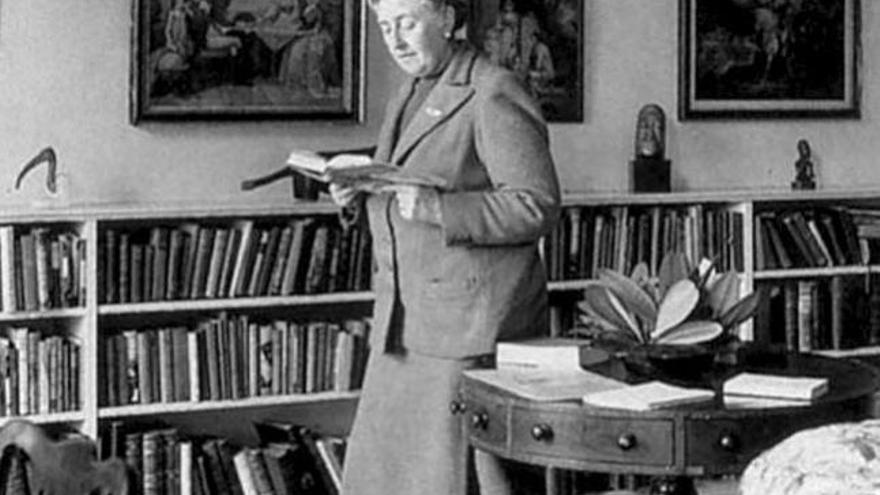 Agatha Christie en la biblioteca de su casa de campo en Devon, suroeste de Inglaterra, donde entretenía a sus amigos con sus obras