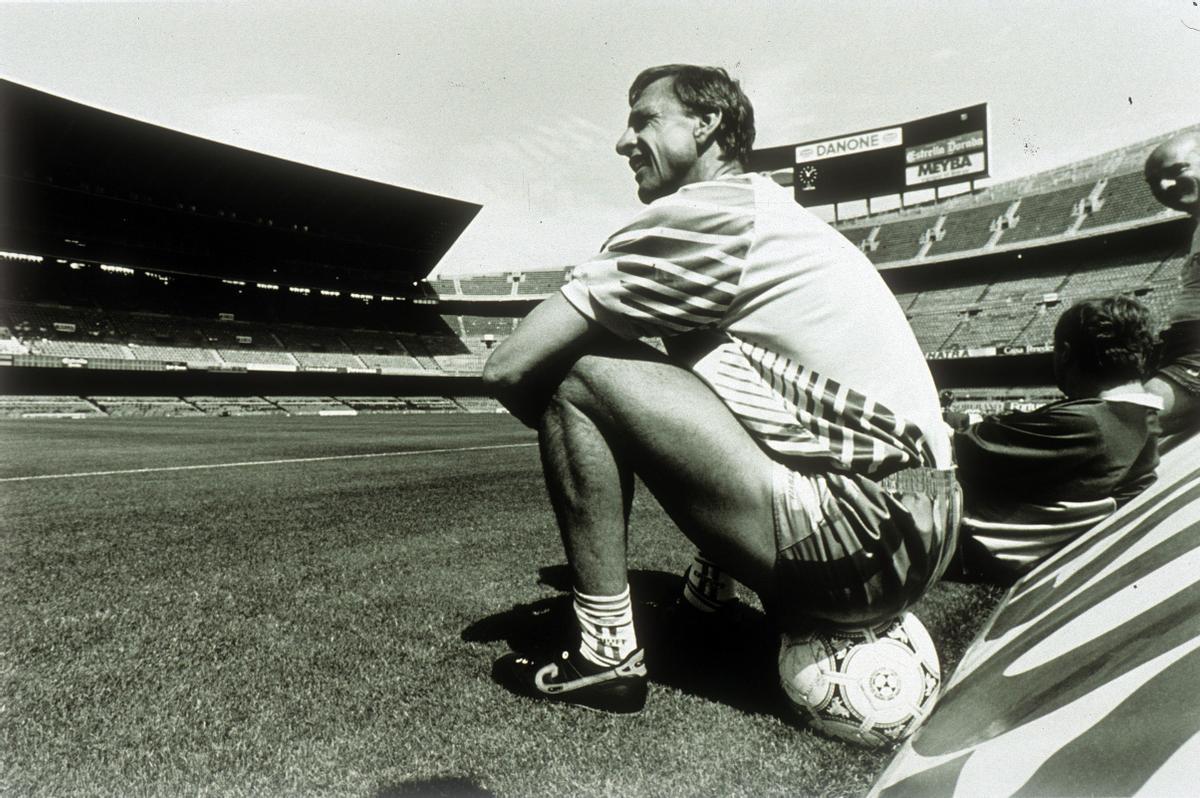 Cruyff observa un entrenamiento en el Camp Nou.