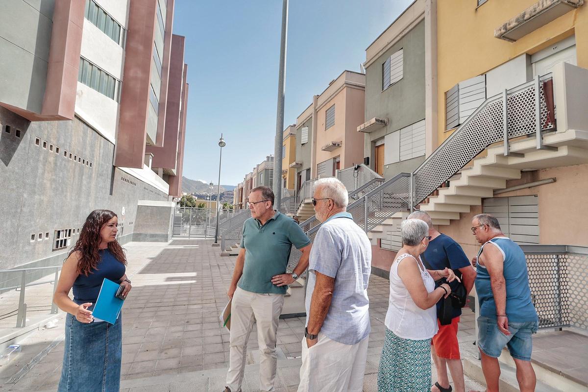 Visita a las mejoras en viviendas de Cuesta Piedra