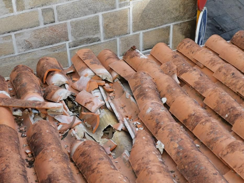 Sucesos en Pontevedra | Un cohete pirotécnico impacta contra un tejado en Marín
