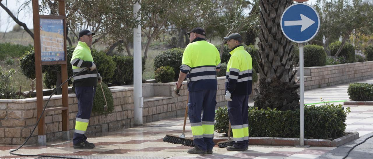 Operarios en peno trabajo en Canet, en una imagen de archivo.