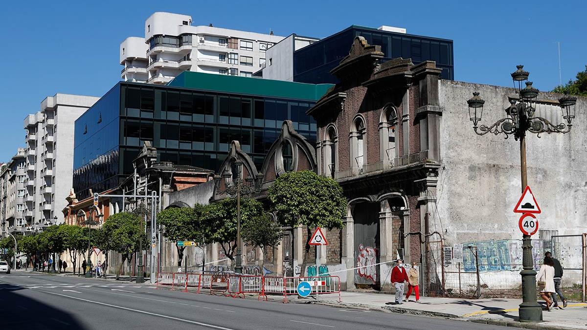 Una parte de la fachada está acordonada con una valla y un precinto que alertan del peligro