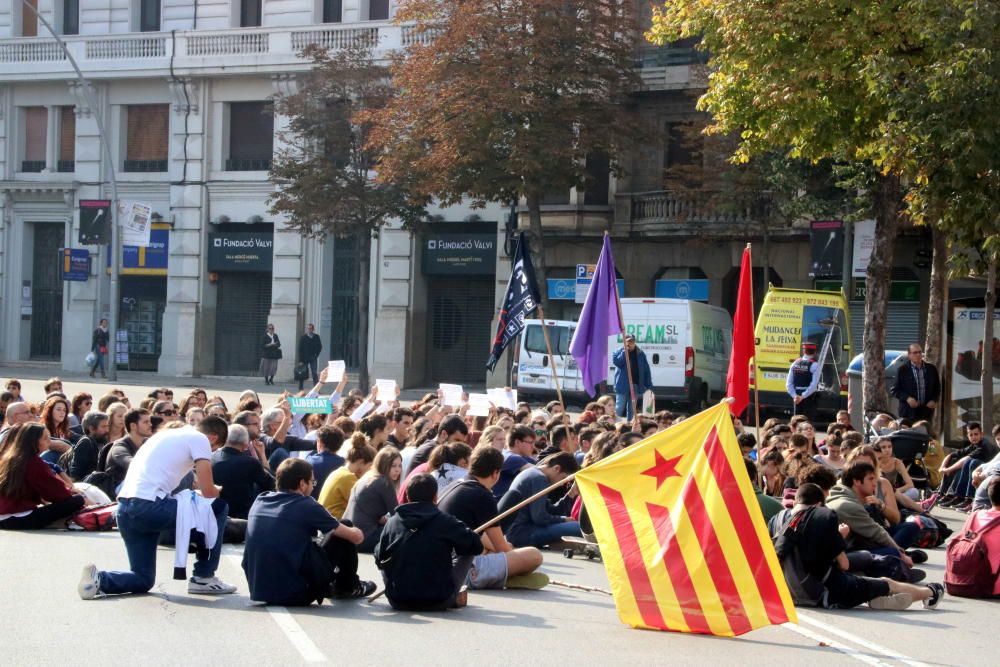 Un miler d'estudiants demanen l'alliberament dels «presos polítics» a Girona