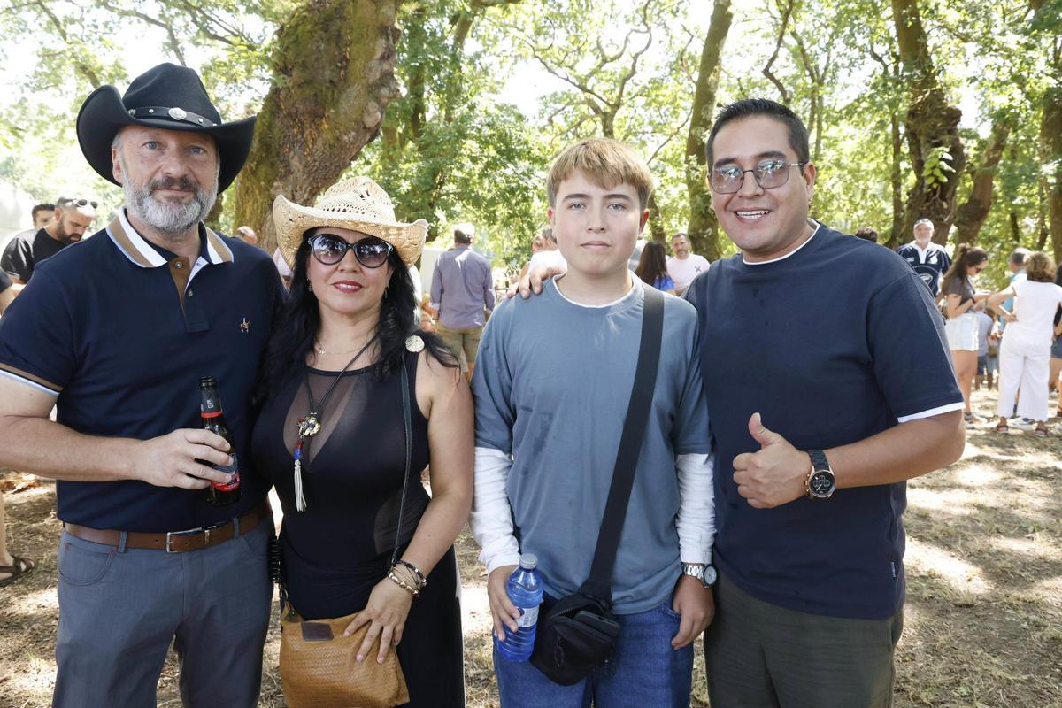 Fernando, Ana, Mateo y Wilson, deseosos de probar los pimientos de Herbón.