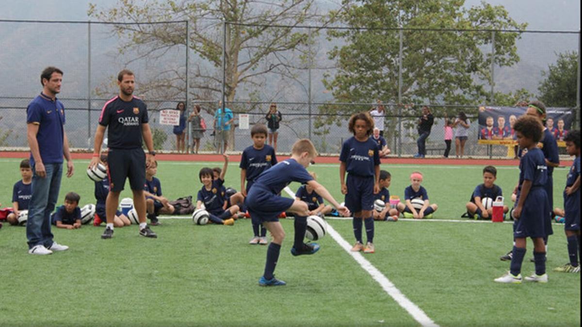 Belletti hizo pasar un buen rato a los niños de la FCBEscola en Los Angeles