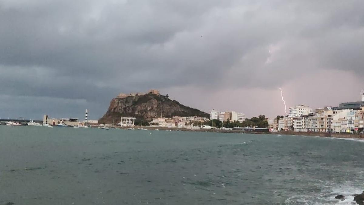 Un rayo cae detrás del Castillo de San Juan de las Águilas.