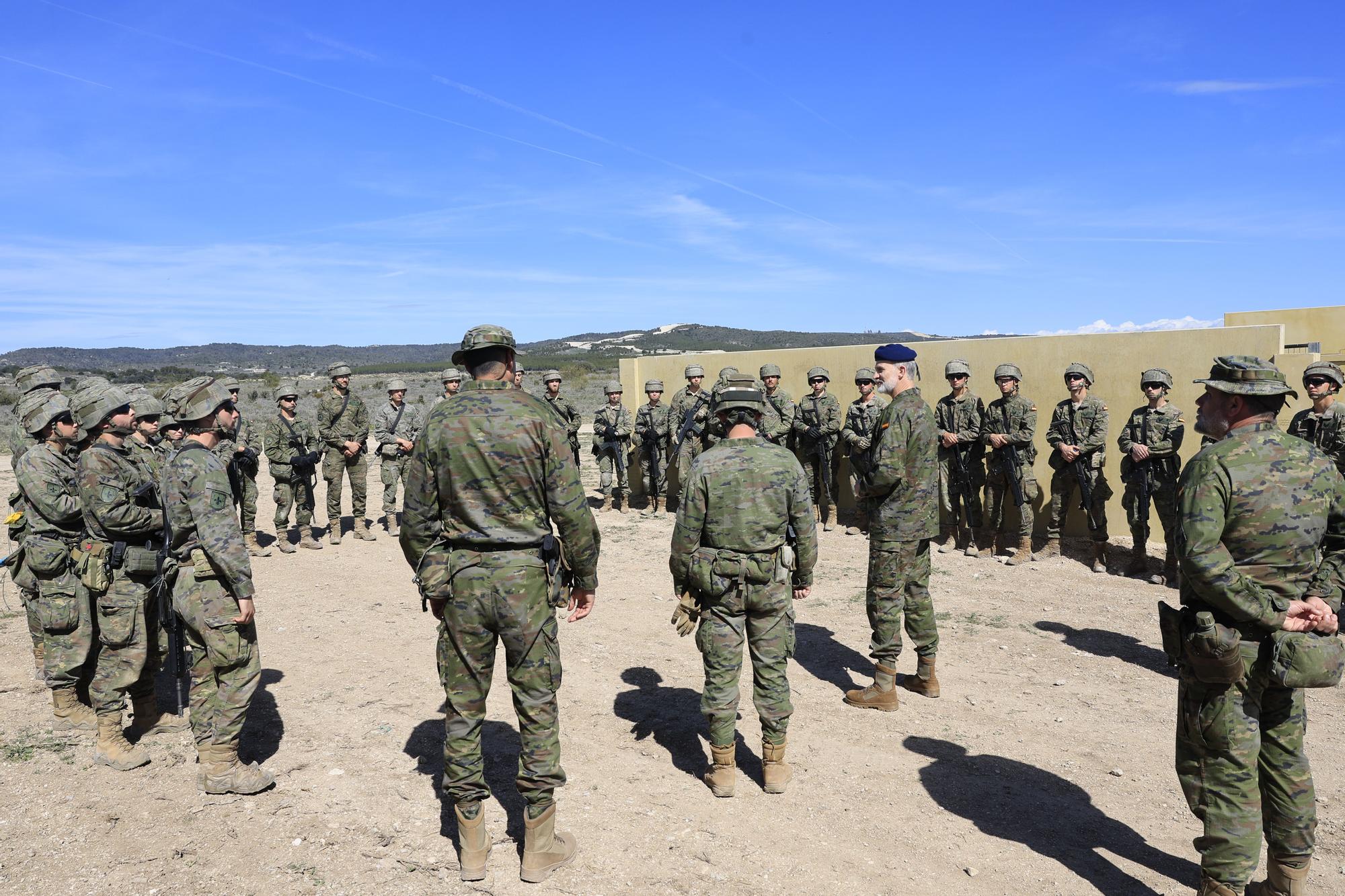 El rey Felipe VI visita a los alumnos de la Academia General Militar durante las maniobras en el Centro Nacional de Adiestramiento de San Gregorio