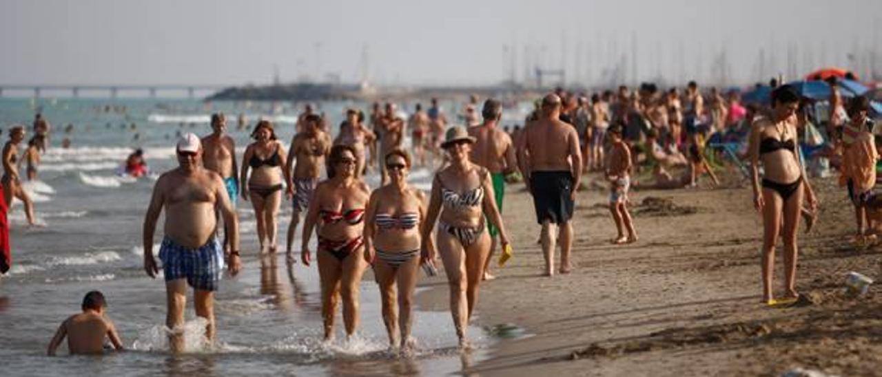 Las duchas volverán a la playa de Canet