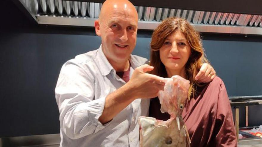 Aitor Arregi y Ester Sánchez con un gall de Sant Pere y la parrilla vasca. | DM