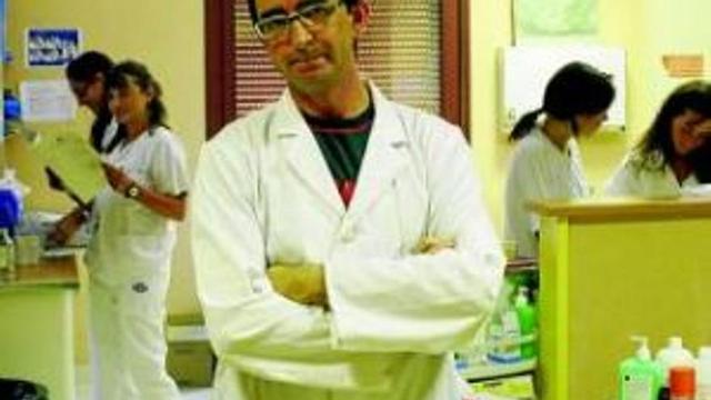 Francisco Alba RESPONSABLE DE CIRUGIA DEL SAN JUAN DE DIOS DE SEVILLA
: "En un plazo de veinte años la ingeniería genética eliminará los tumores"