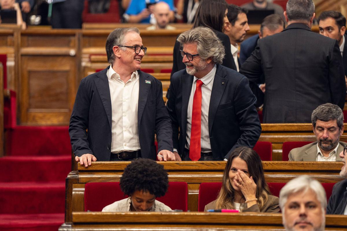 Barcelona, 30 de septiembre de 2025. Josep M. Jové Lladó, de ERC, se saluda con Antoni Castellà, de Junts, al inicio de la sesión de control en el Parlament de Catalunya. Foto de Zowy Voeten