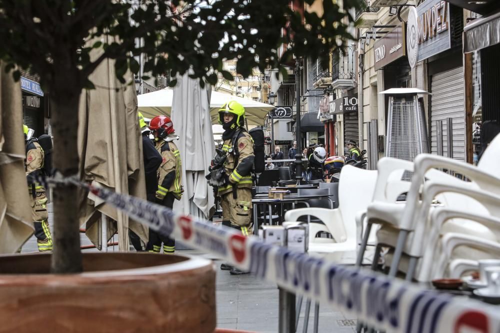 El suceso ha obligado a cortar al tráfico la calle del Teatro y el paso a la calle Castaños