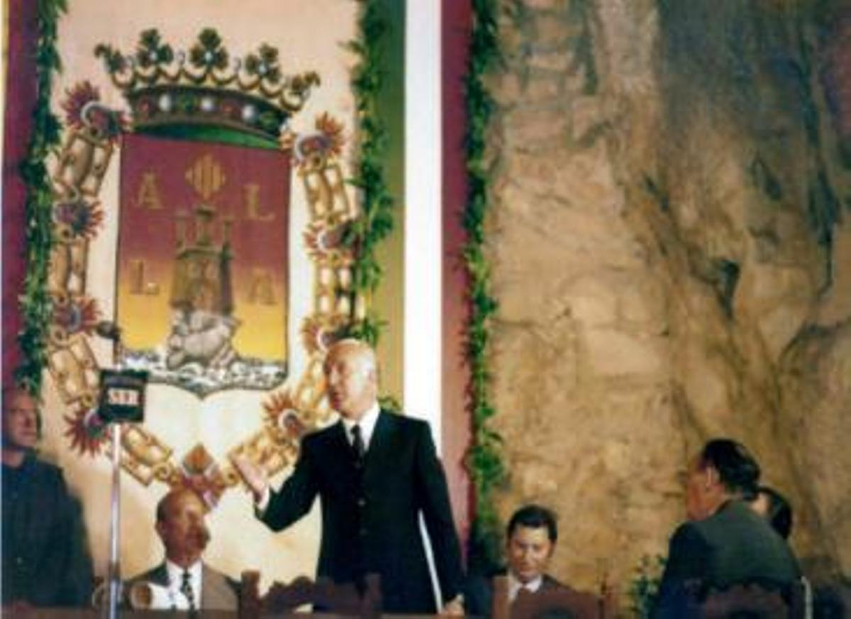 El alcalde de Carloforte, Angelo Aste, en el acto del hermanamiento en el Castillo de Santa Bárbara, con Francisco García Román, alcalde de Alicante, el 28 de junio de 1975