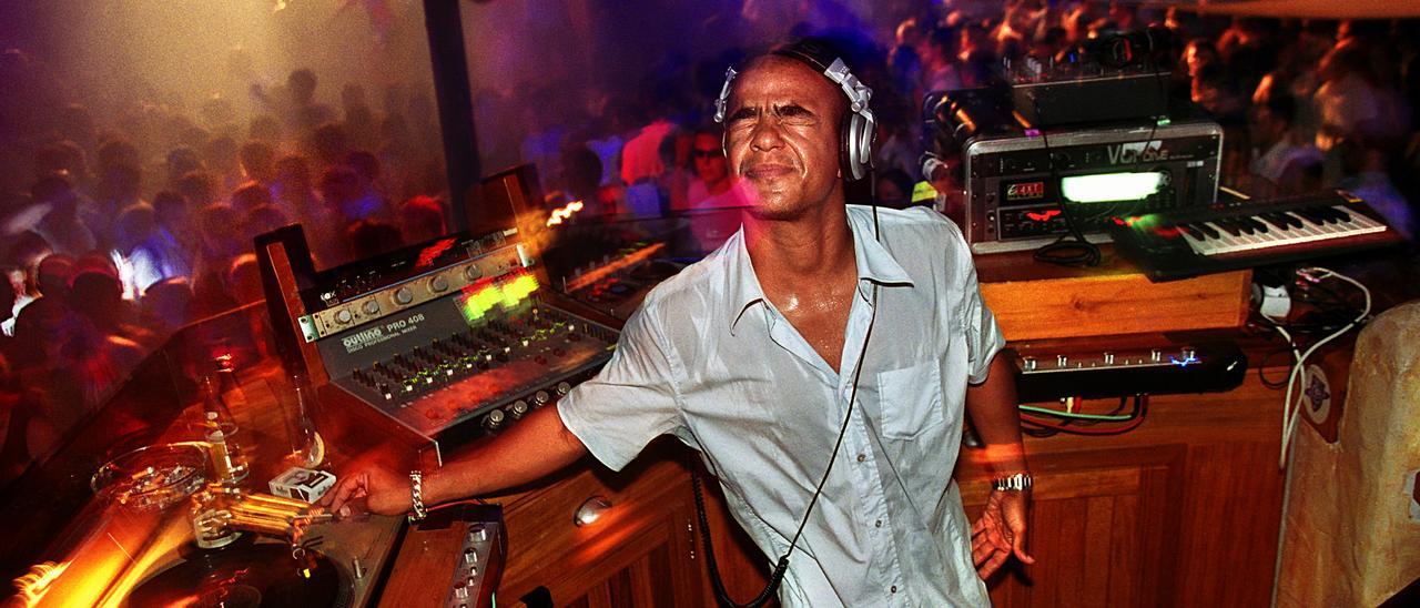 El DJ Erick Morillo durante una sesión de música en la discoteca Pacha