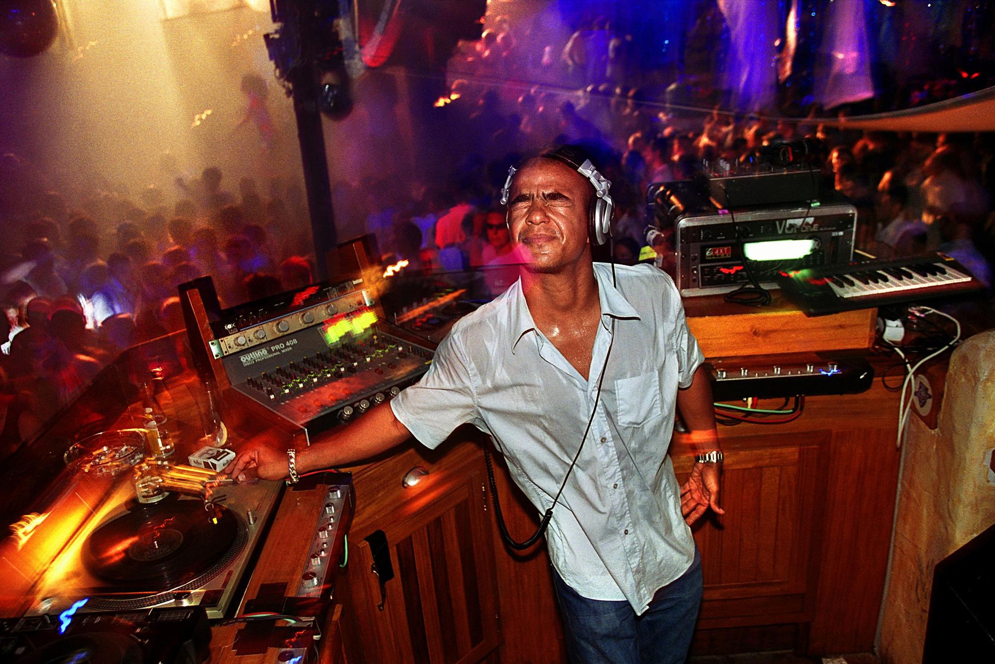 El DJ Erick Morillo durante una sesión de música en la discoteca Pacha
