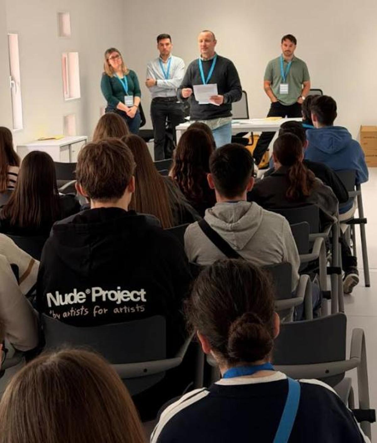 Adhera explicando ka yincana a adolescentes en el Diabetes Experience Day.