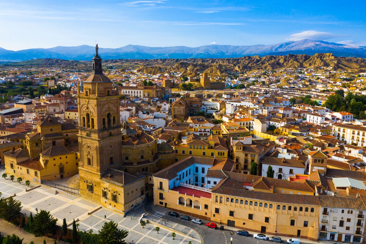 El pueblo más fascinante y mágico para escaparse en otoño: Guadix