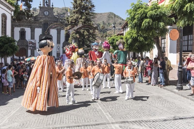 Fiestas del Pino en Teror: Subida de la Bandera en la Basílica