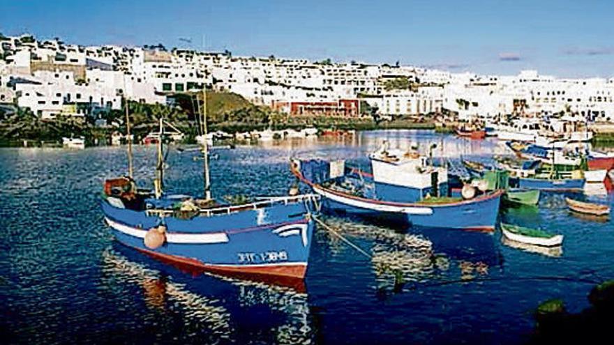El pueblito marinero de La Tiñosa, con su puertito natural, pasó a denominarse Puerto del Carmen