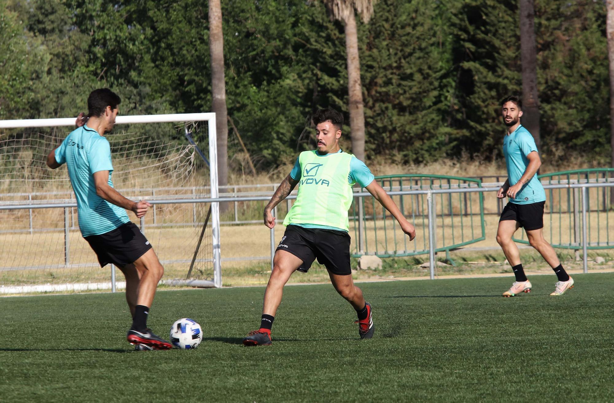 El Córdoba CF se pone a prueba sobre el césped artificial