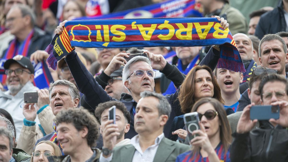 El candidato a la presidencia, Víctor Font, en la grada durante el partido de liga entre el FC Barcelona y el Sevilla en el Camp Nou (con la grada del gol norte abierta por vez primera).