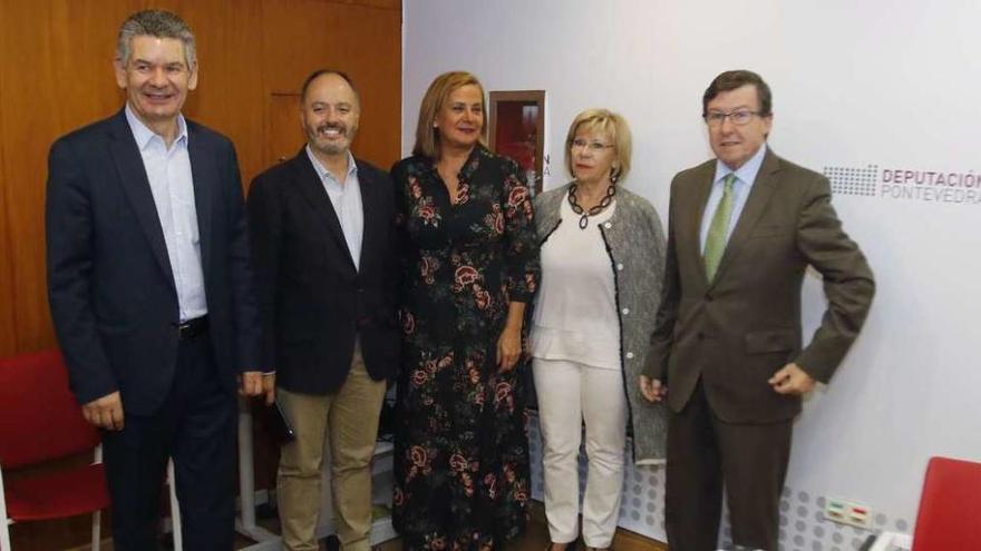 Desde la izq.: Santos Héctor, delegado de Turismo; David Regades, de cooperación; Carmela Silva, presidenta; Isaura Abelairas, de Igualdad; y Carlos López Font, de contratación y personal. // Alba Villar