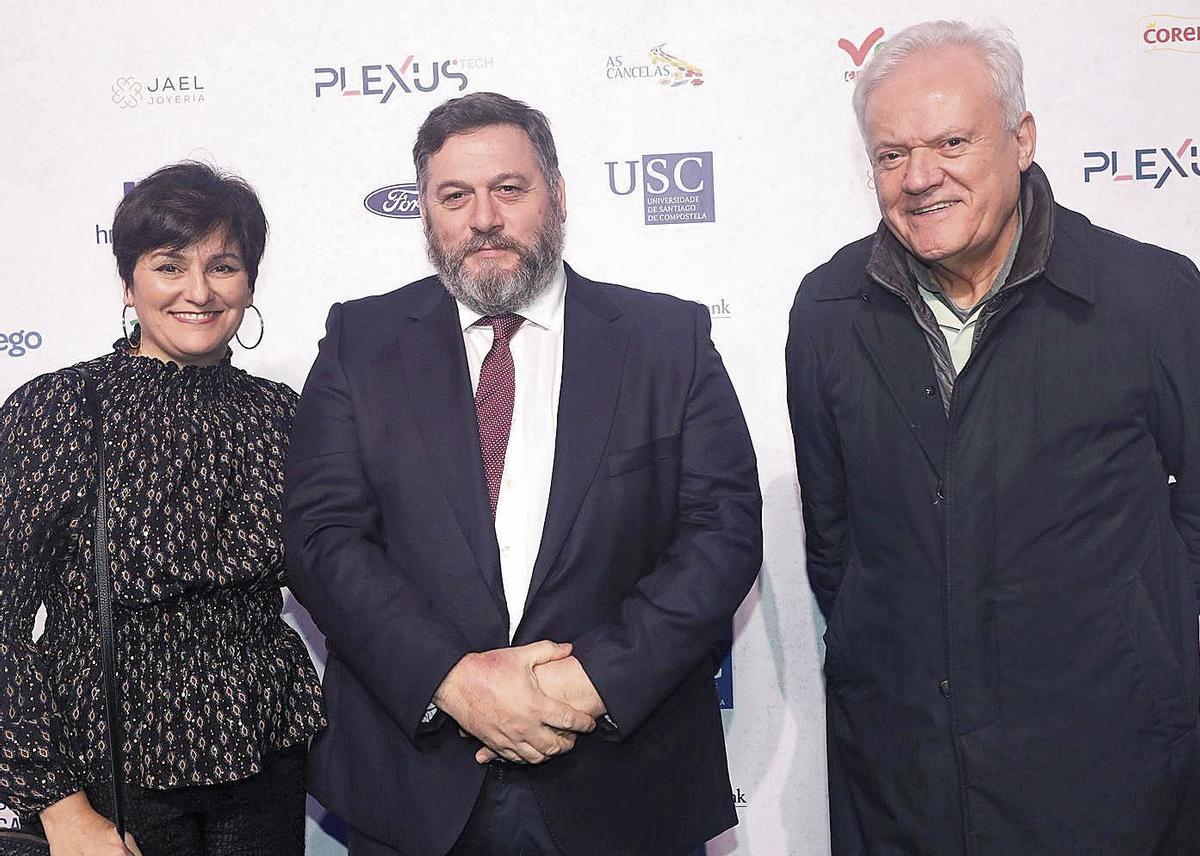Maica Sánchez, el chef Miguel Mosteiro, jefe de cocina del espacio gastronómico Gastrolab Arousa, y José Antonio Seijas, presidente de la Asociación Comercio Punto Compost