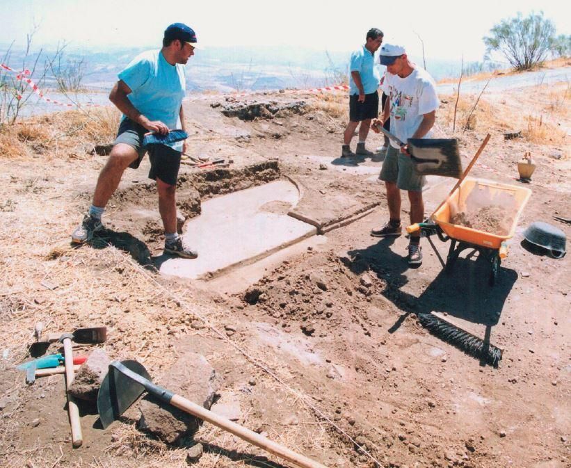Virgilio Martínez Enamorado, al fondo, en las excavaciones que en 2001 realizó de la segunda iglesia mozárabe de Bobastro, destruida por Abderramán III.