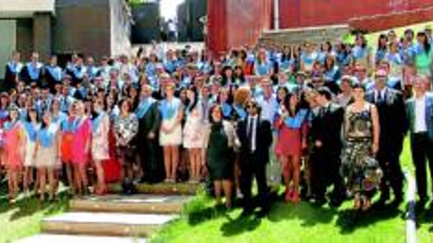 Primera promoción de graduados en Educación Primaria e Infantil