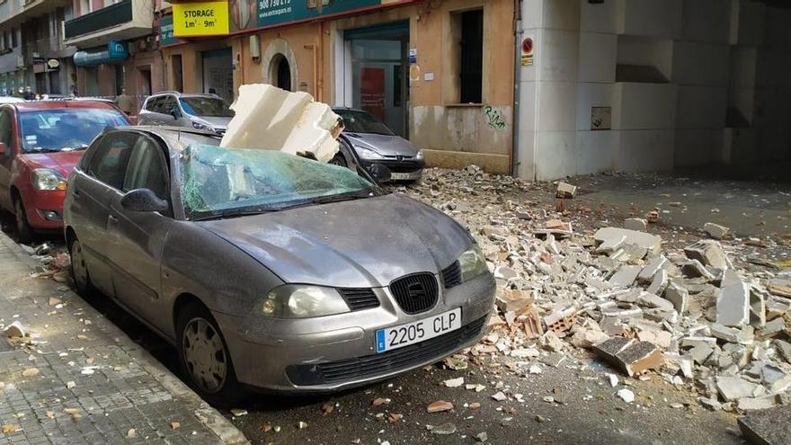 Destrozos del tornado a su paso por Palma. Foto: Diario de Mallorca
